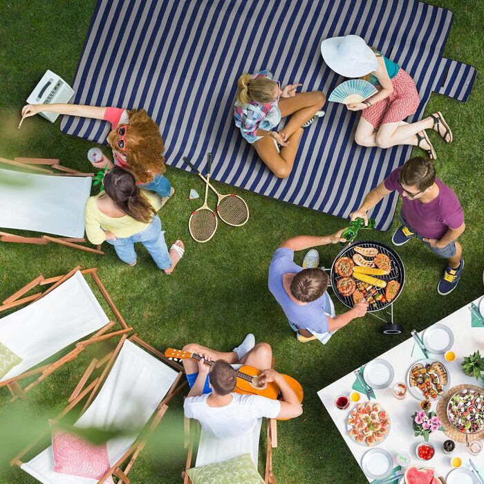 Relaxdays XXL Picknickdecke, 200x300 cm, isoliert, wasserdicht, gestreifte Fleece Stranddecke, Tragegriff, blau/grau