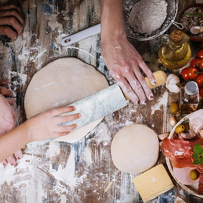 Relaxdays Nudelholz Marmor, Griffe aus Holz, Teigroller zum Kochen & Backen, mit Ablage, 48 cm, schwere Backrolle, weiß